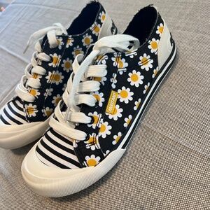 Rocket Dog Jazzin Daisy Plush Foam Sneaker (Size 8.5)  Never Worn Playful/ Girly